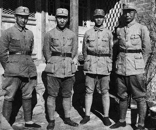 第一一五師師長林彪(左二)、副師長聶榮臻(右一)、參謀長周昆(左一)
