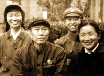 鄧華和家人