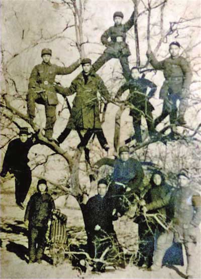 王正南家族“抗戰(zhàn)全家?！?/></p><p>值得一提的是，在王正南的倡導(dǎo)和帶領(lǐng)下，他的叔父王維濤、兄弟王正梅、王正蘭、王正珠、王正菊、堂弟王正福、王正堂、表弟高立為、趙傳銀等10余人相繼參加八路軍。1944年春，他們在范縣休整時(shí)，拍攝了這張珍貴的合影。</p><p>在抗日戰(zhàn)爭中，王正南展現(xiàn)出了過硬的軍事素質(zhì)。他射擊、刺殺、格斗、投彈樣樣精通，多次在8分區(qū)舉行的軍事體育大會上進(jìn)行公開表演。1945年，在攻打陽谷的戰(zhàn)斗中，部隊(duì)進(jìn)攻一度受挫。敵人自恃城墻工事堅(jiān)固，在戰(zhàn)場上向八路軍挑釁。然而，王正南獨(dú)自持槍，兩名戰(zhàn)士往槍膛壓子彈。他瞄準(zhǔn)城墻射擊孔連續(xù)射擊，封鎖了敵人的6處射擊孔，從而協(xié)助我軍順利攻克敵陣地。</p><p>這張保存了72年之久的合影照片，是中國人民不畏強(qiáng)暴、保家衛(wèi)國精神的縮影。2016年11月，王正南的家人將這張照片捐贈給中國人民抗日戰(zhàn)爭紀(jì)念館。這張照片不僅見證了王正南家族為抗日戰(zhàn)爭作出的貢獻(xiàn)，也見證了中國人民在那個(gè)特殊時(shí)期所展現(xiàn)出的團(tuán)結(jié)和勇氣。</p><p>來源：中國軍網(wǎng)-中國國防報(bào)</p><p><br/></p>
		<br/>
		上一篇：<a href=