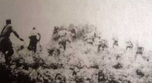 我軍沖向敵碉堡