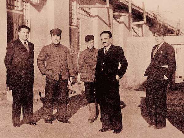 毛澤東在西柏坡會見國內(nèi)外友人